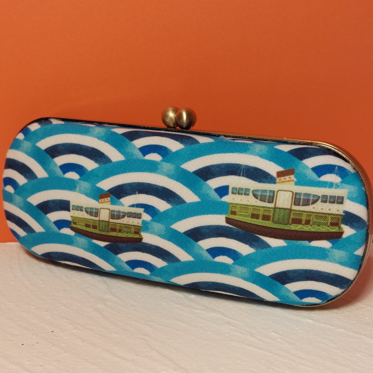 A05 Clasp Glasses Holder