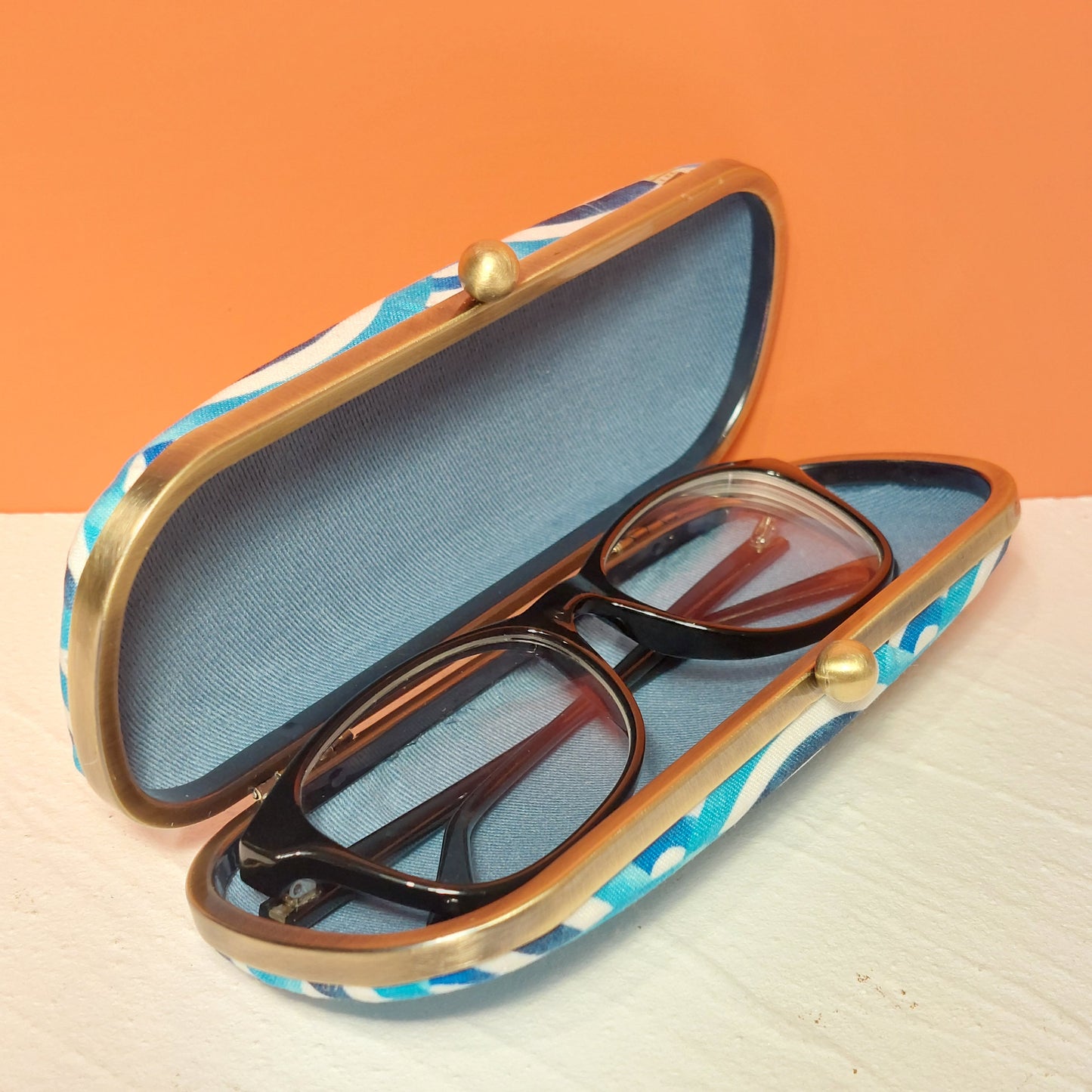 A05 Clasp Glasses Holder