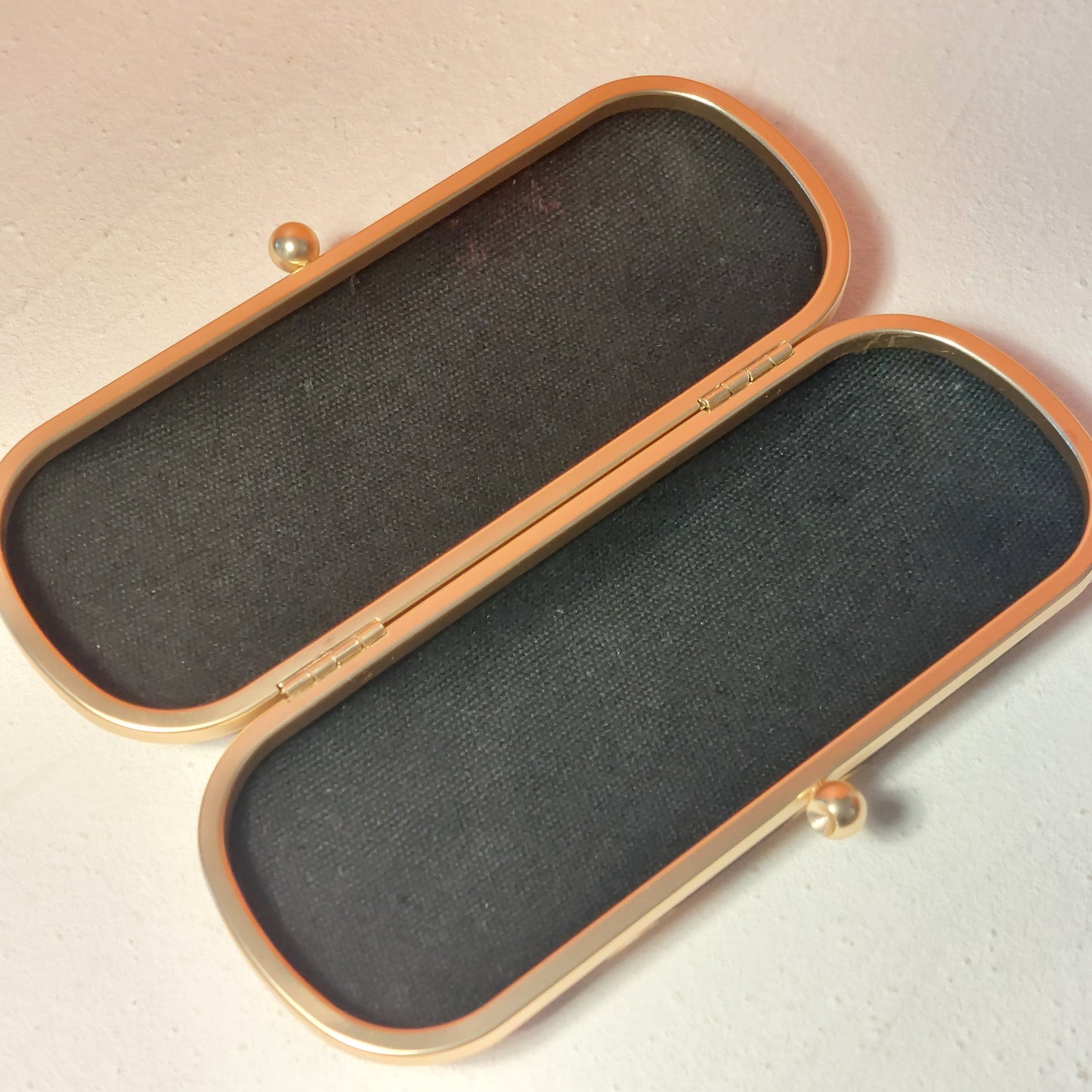 A05 Clasp Glasses Holder