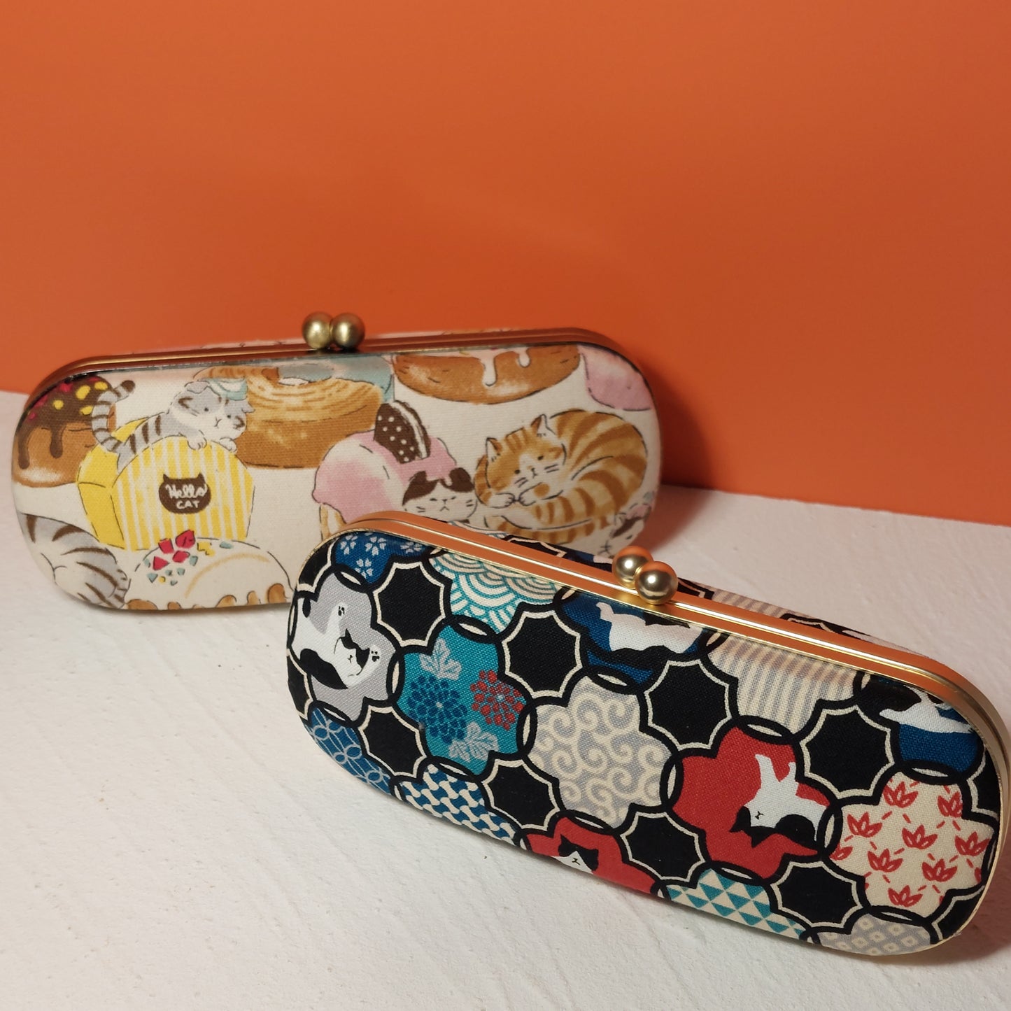 A05 Clasp Glasses Holder